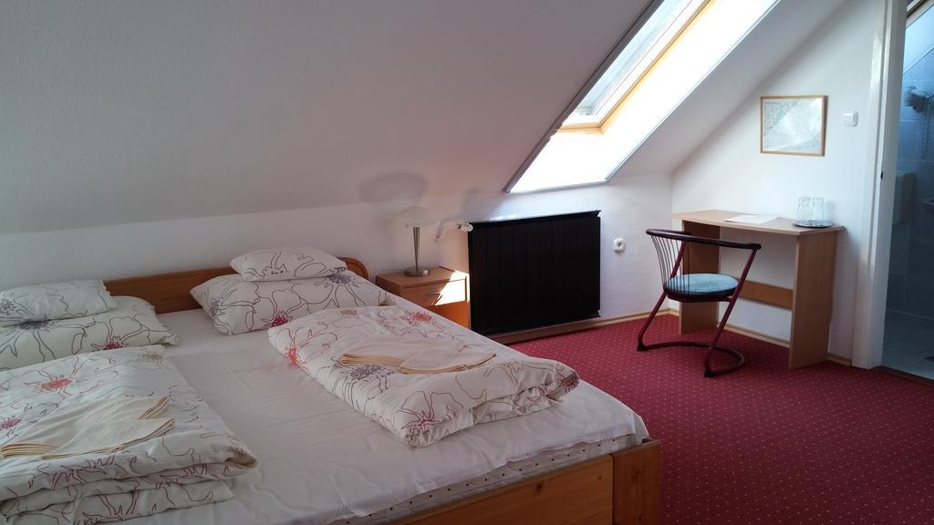 Polgarmester Etterem Es Panzio Fertoszeplak Room photo