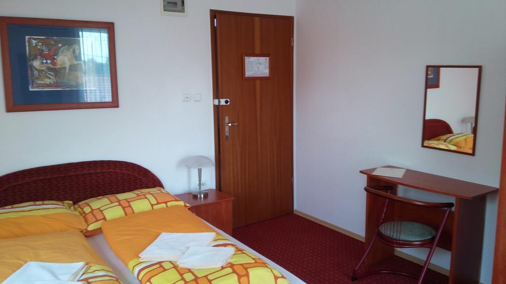 Polgarmester Etterem Es Panzio Fertoszeplak Room photo
