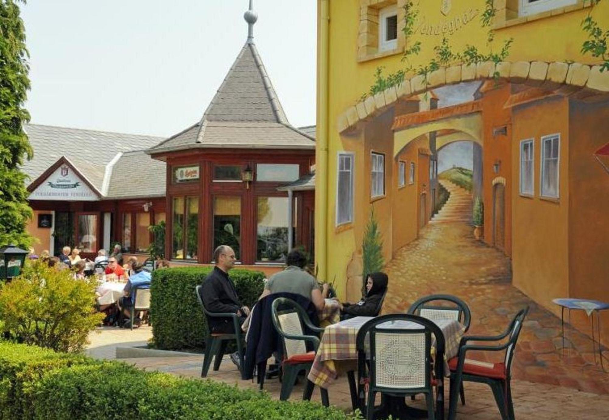 Polgarmester Etterem Es Panzio Fertoszeplak Exterior photo
